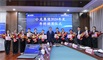 总裁助理覃伟康与“优秀教师奖”获得者合影