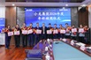 总裁助理甘沛安与“优秀员工奖”获得者合影
